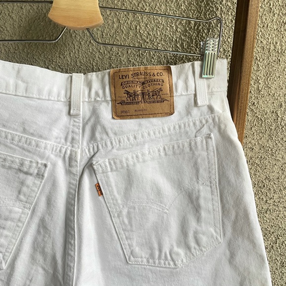 VINTAGE LEVI’S White Shorts / Orange Tag - Picture 2 of 7